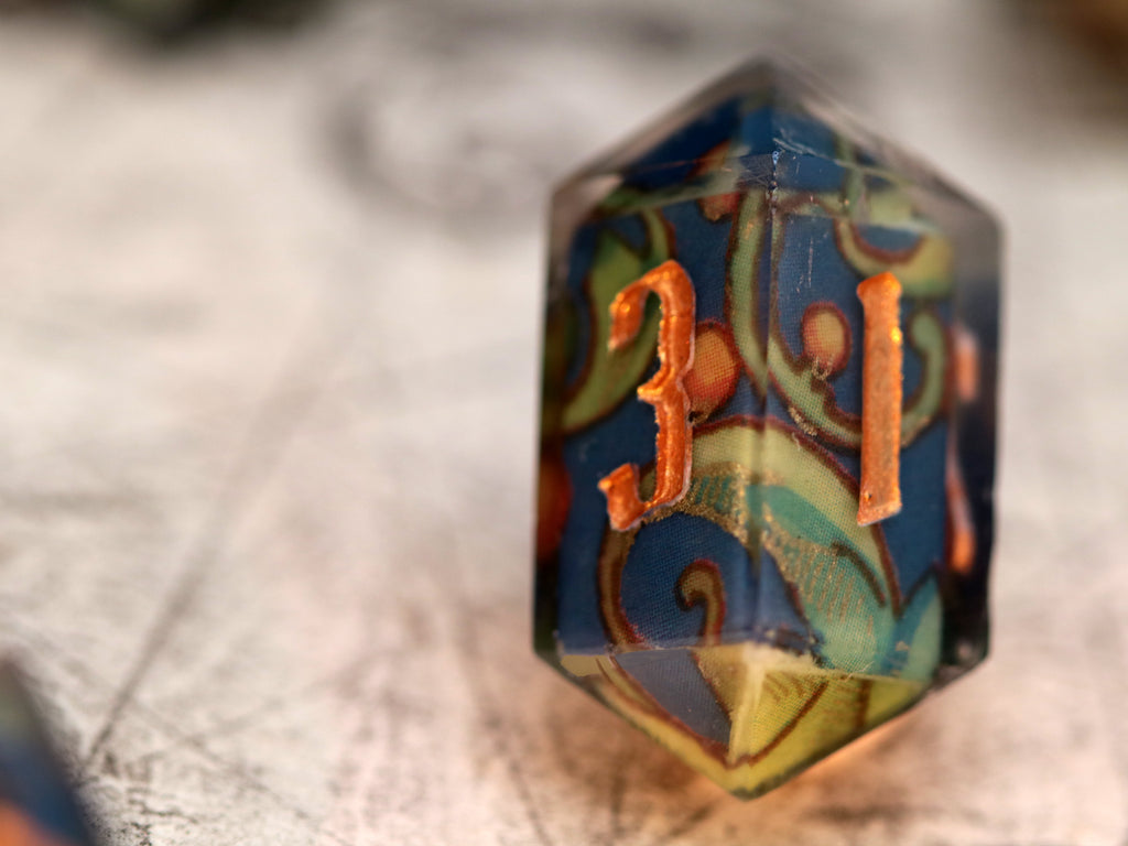 Conocimiento oculto - Juego de dados poliédricos hechos a mano