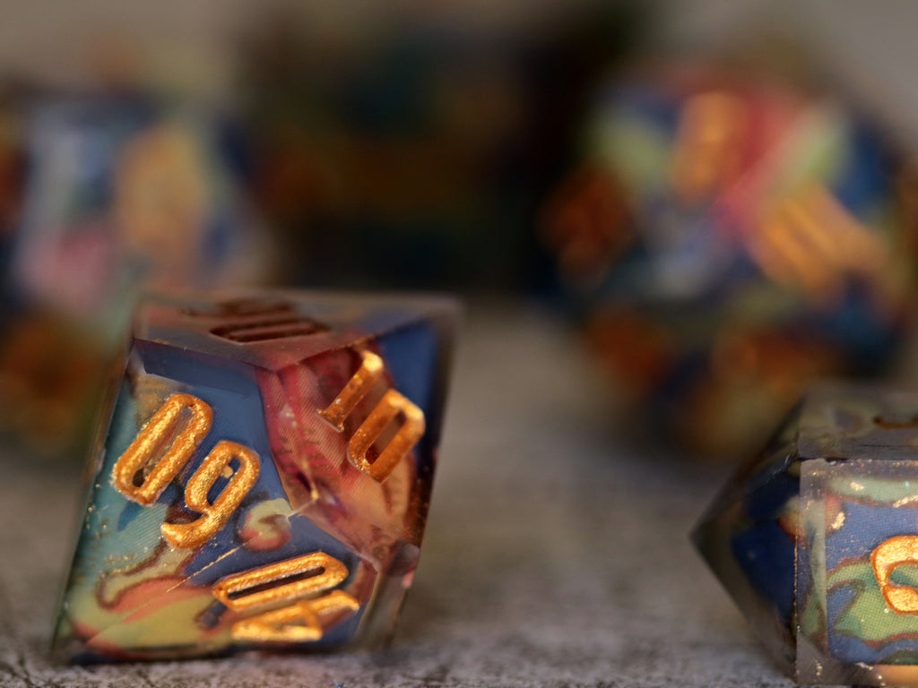 Conocimiento oculto - Juego de dados poliédricos hechos a mano